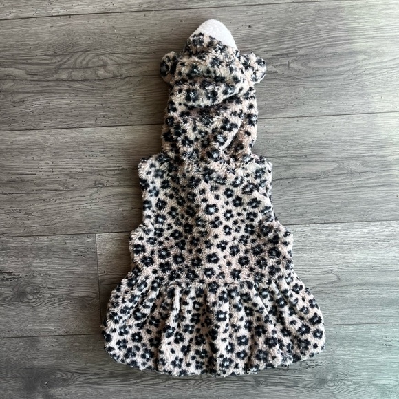 Little Lass Toddler Girl Animal Print Faux Fur Hooded Vest & Henley 2 Piece Set - Picture 8 of 10